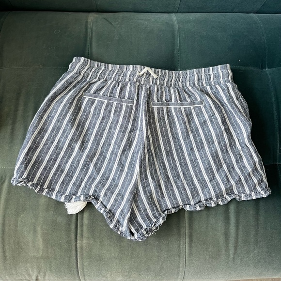Women’s Linen Blend Shorts - Picture 3 of 3